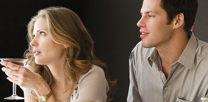 girl ignoring guy at bar