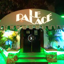 le palace front door